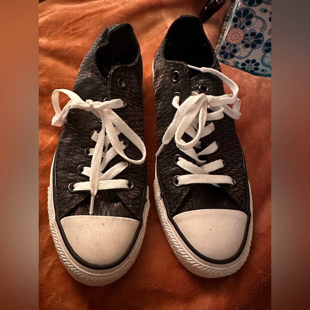 Holographic converse. Worn twice. Excellent condition. Perfect for a rave.